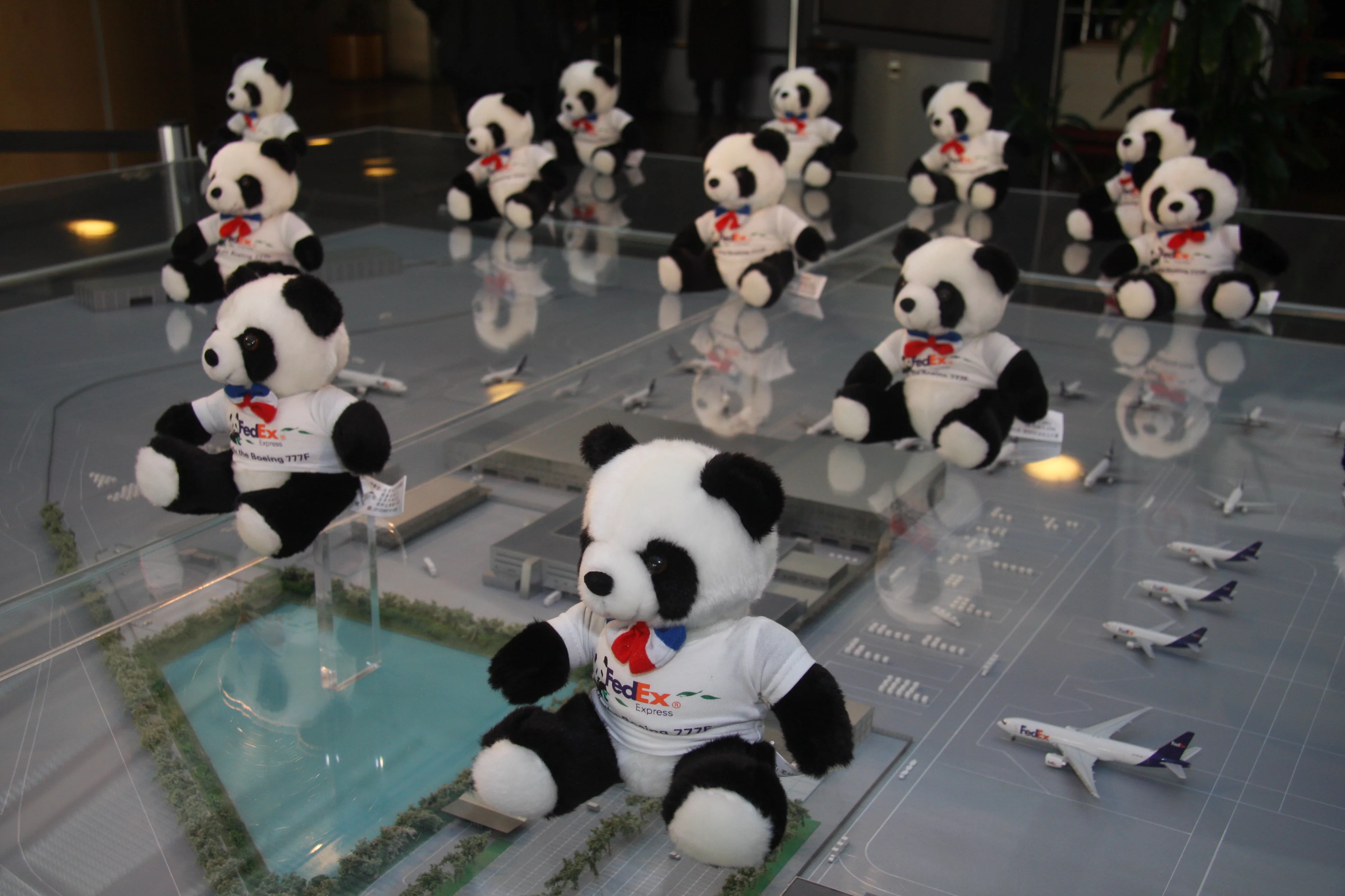 Huan Huan &amp; Yuan Zi arrive in France