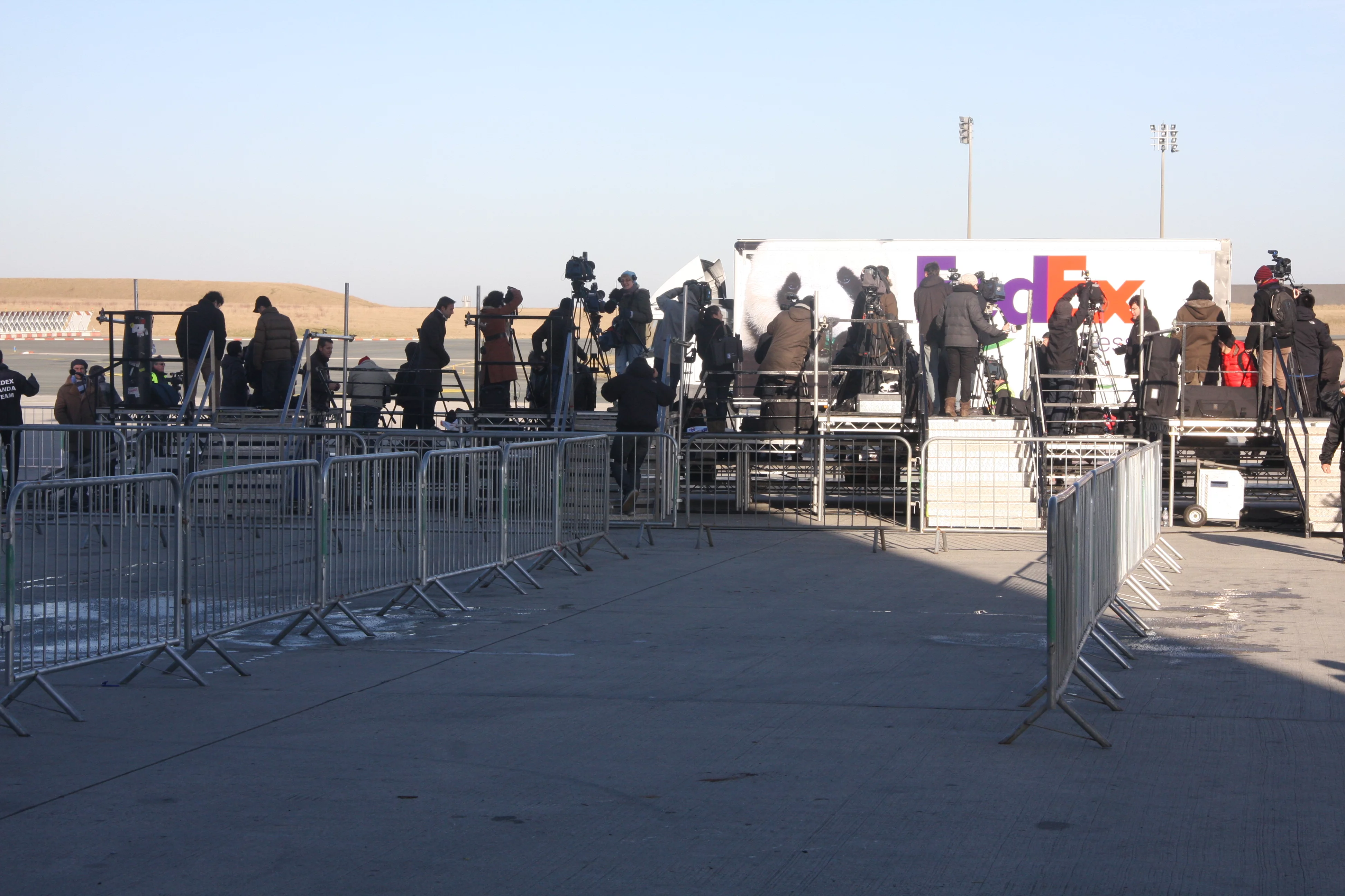 Huan Huan &amp; Yuan Zi arrive in France