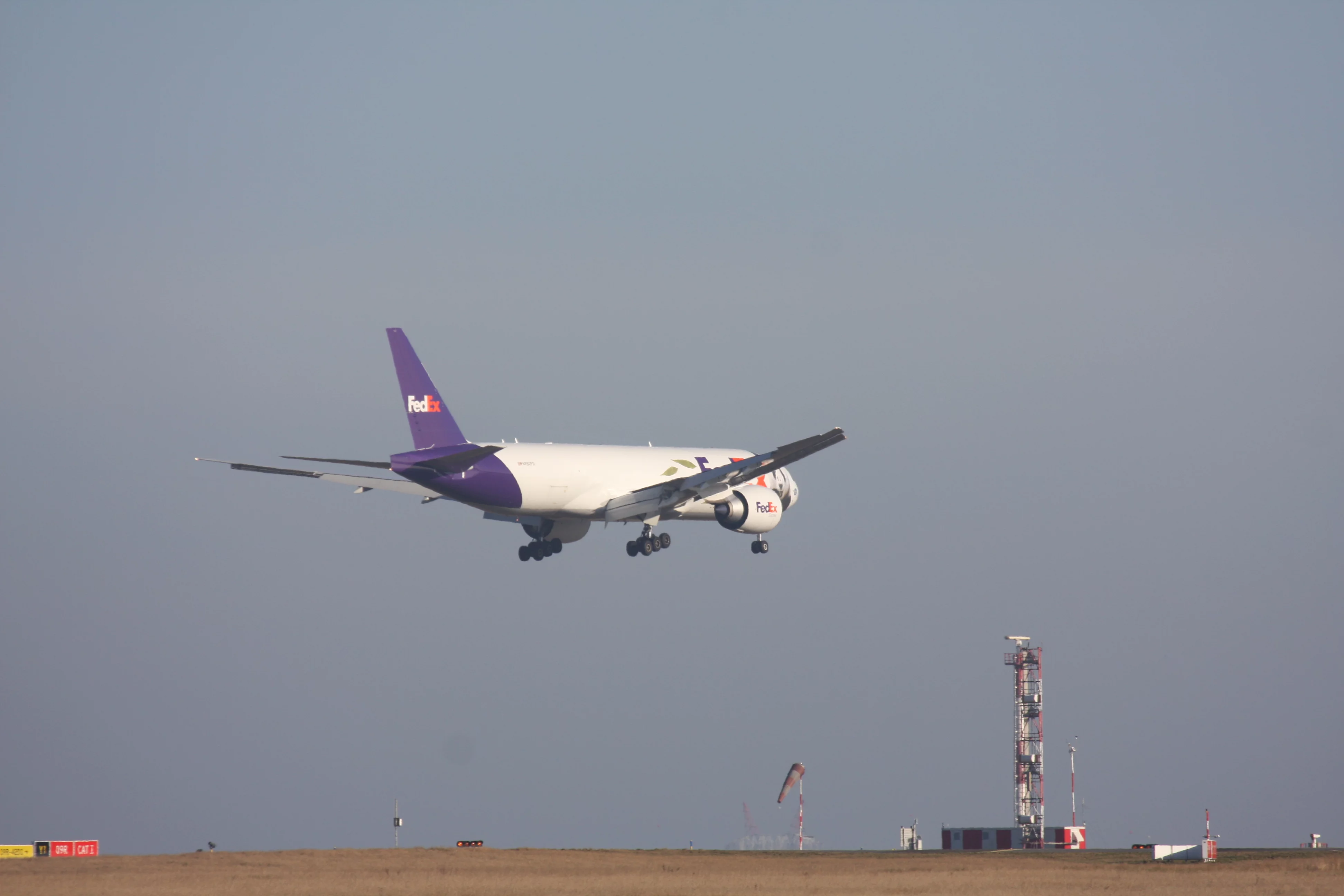 Huan Huan &amp; Yuan Zi arrive in France