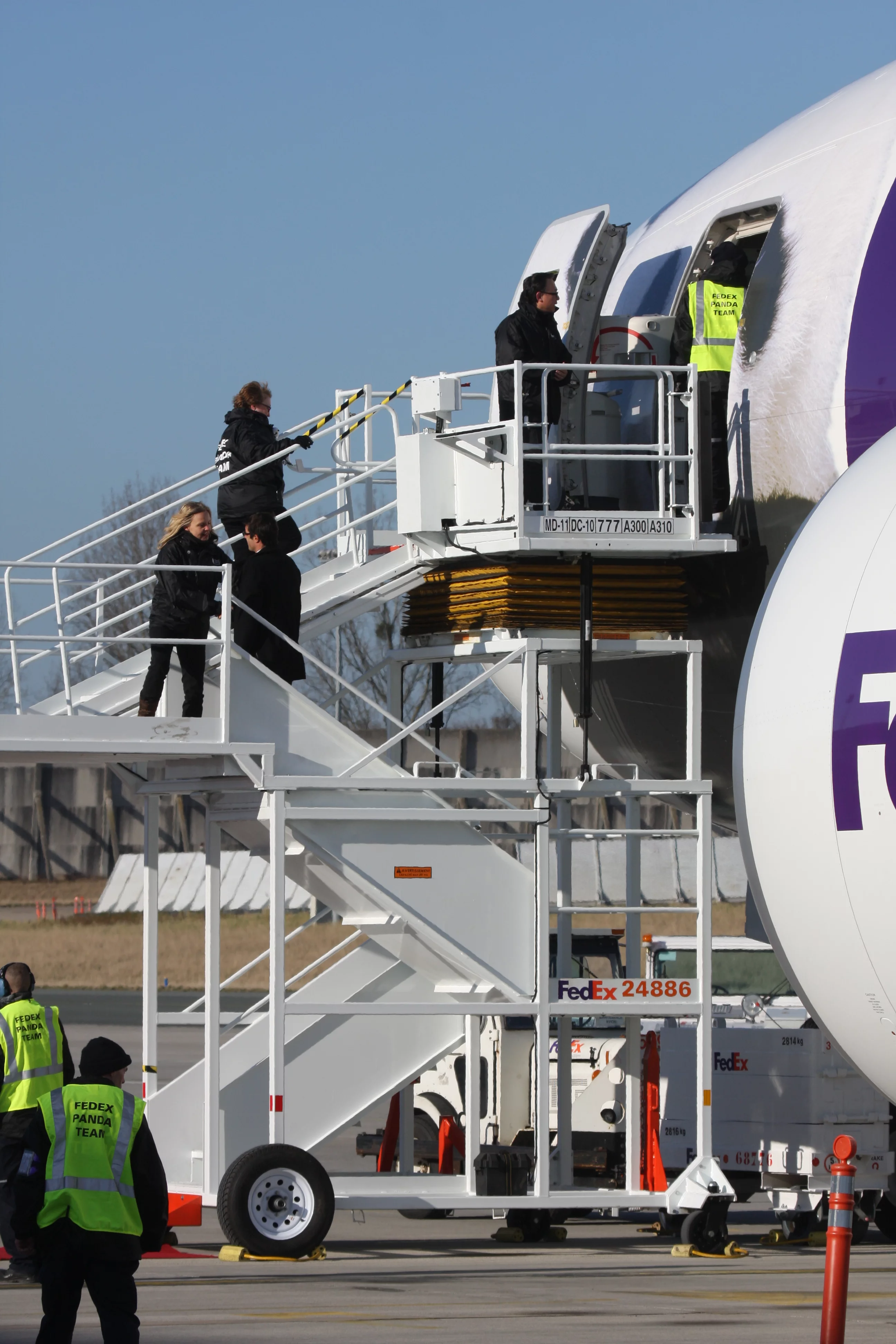 Huan Huan &amp; Yuan Zi arrive in France
