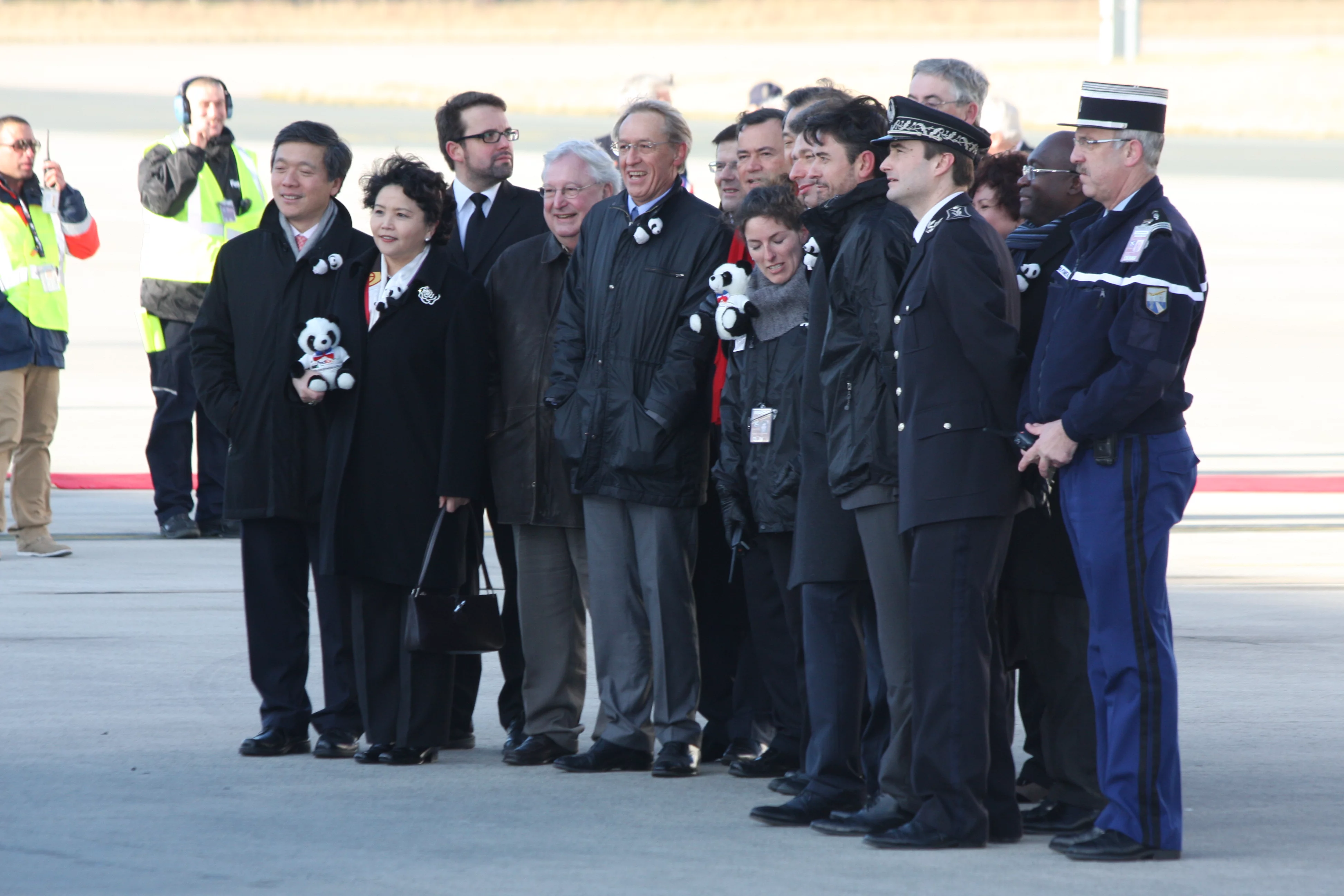 Huan Huan &amp; Yuan Zi arrive in France