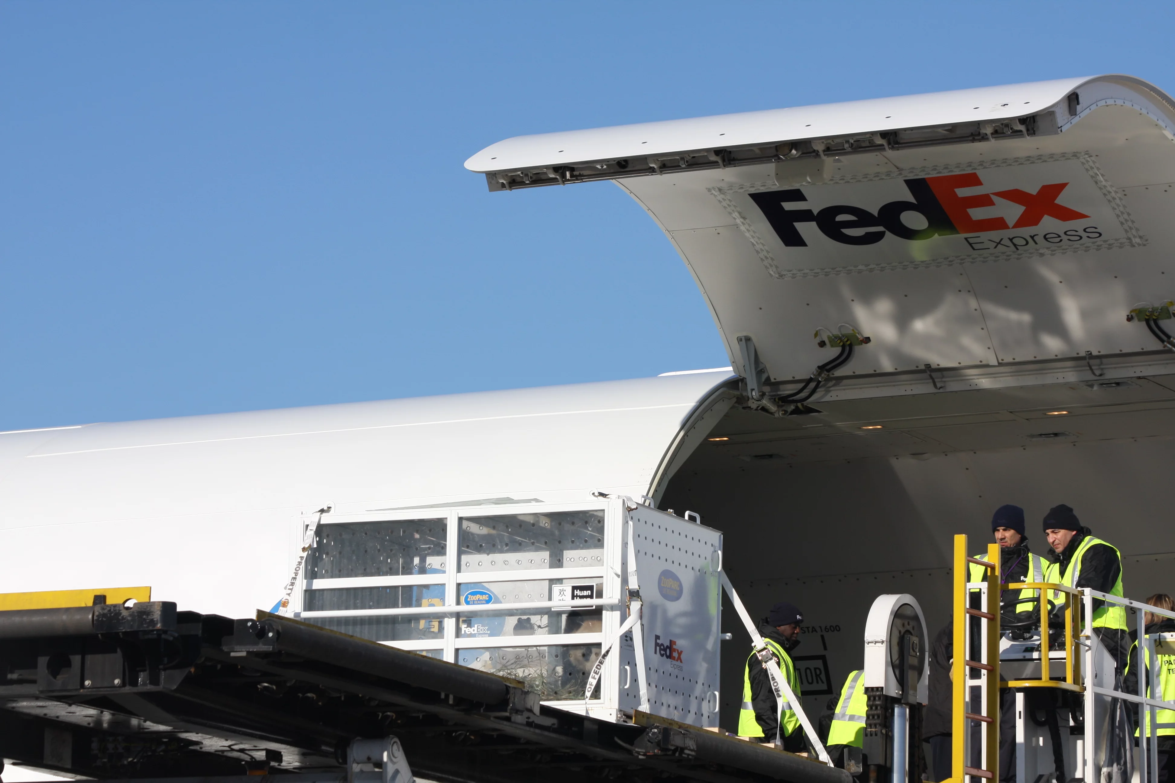 Huan Huan &amp; Yuan Zi arrive in France