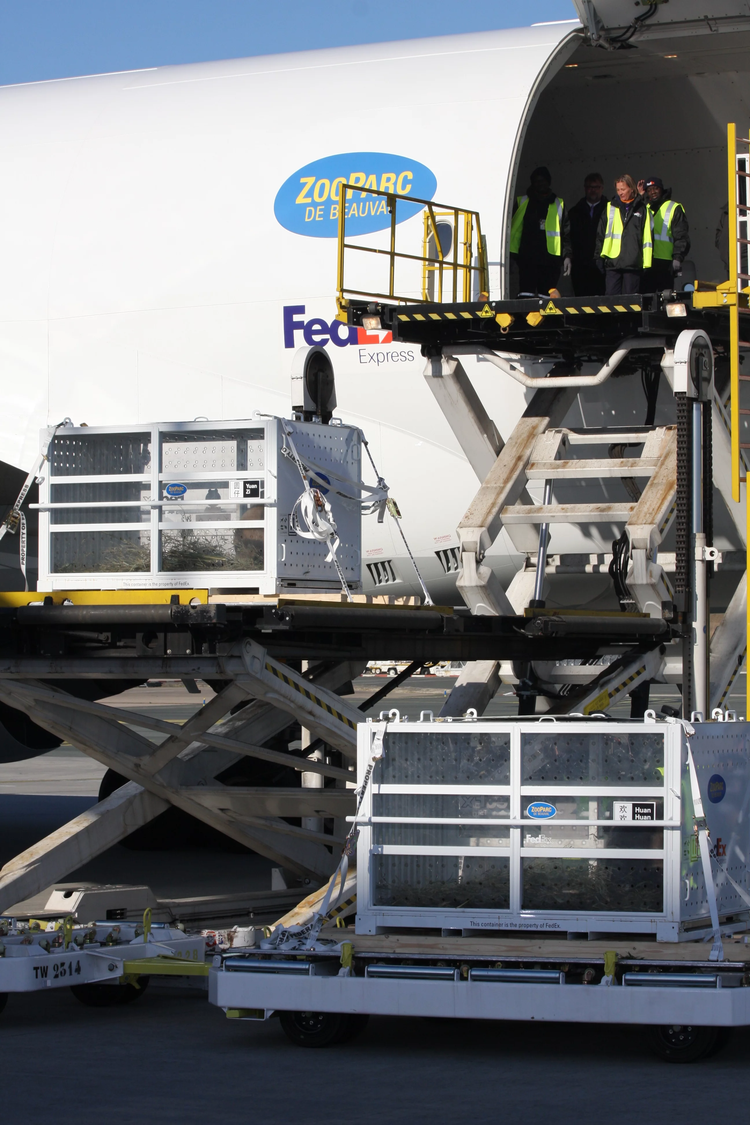 Huan Huan &amp; Yuan Zi arrive in France
