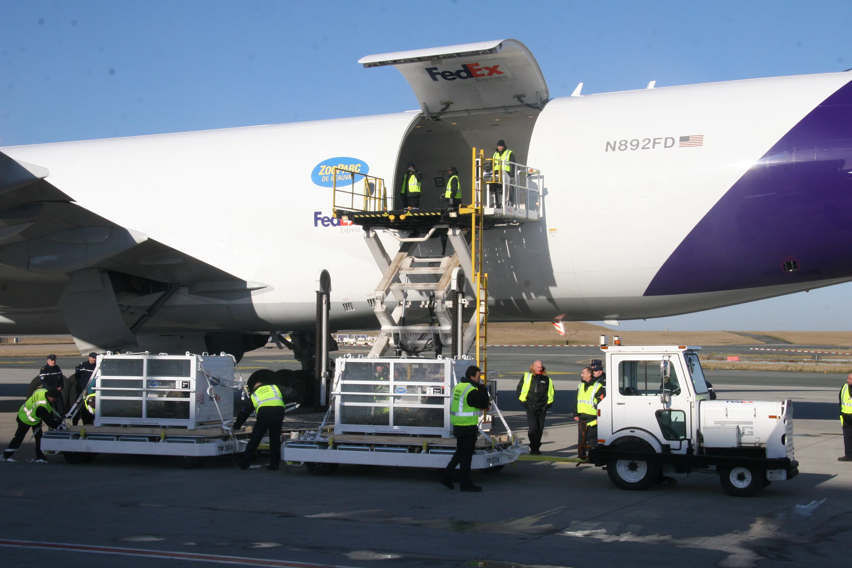 Huan Huan &amp; Yuan Zi arrive in France