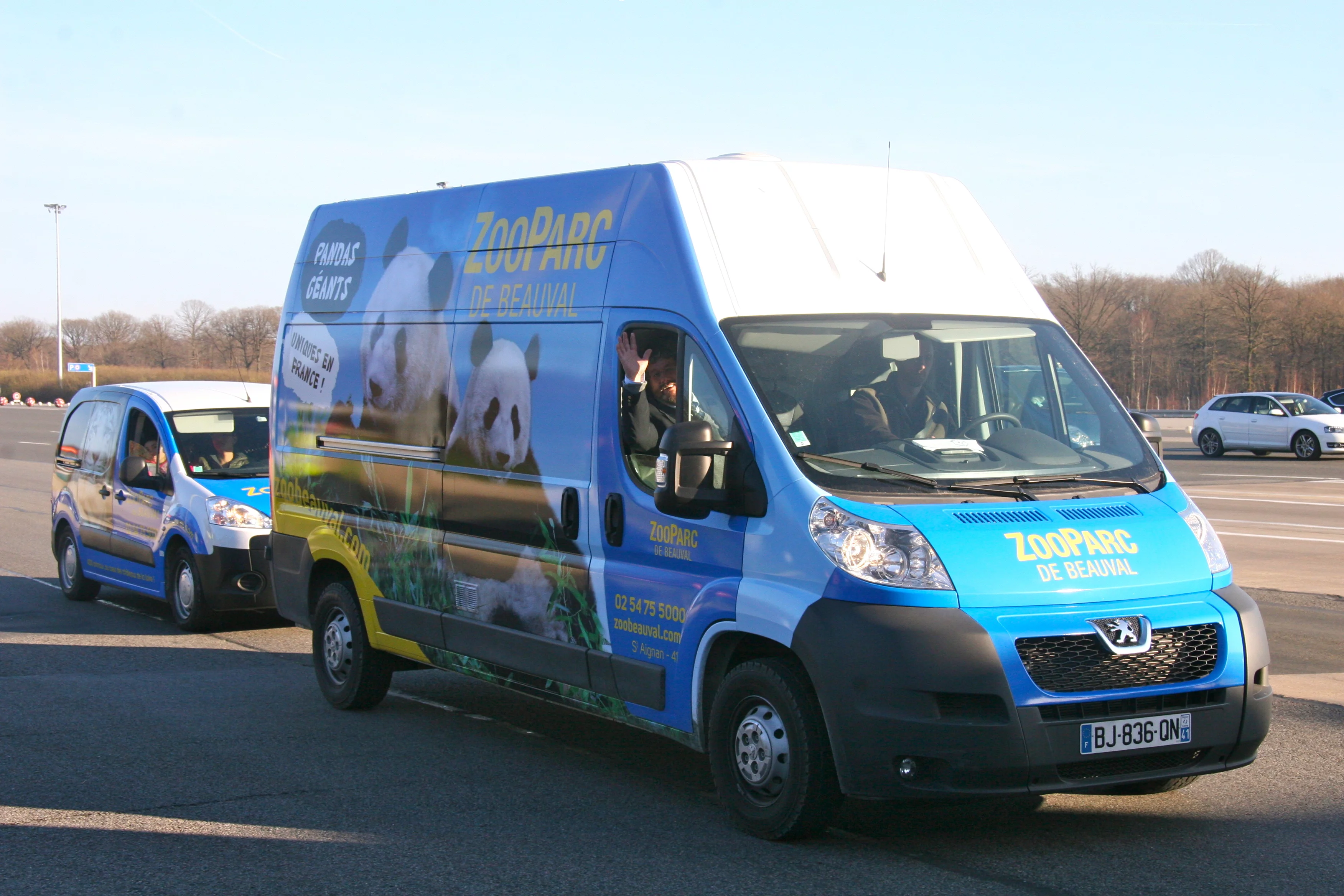 Huan Huan &amp; Yuan Zi arrive in France