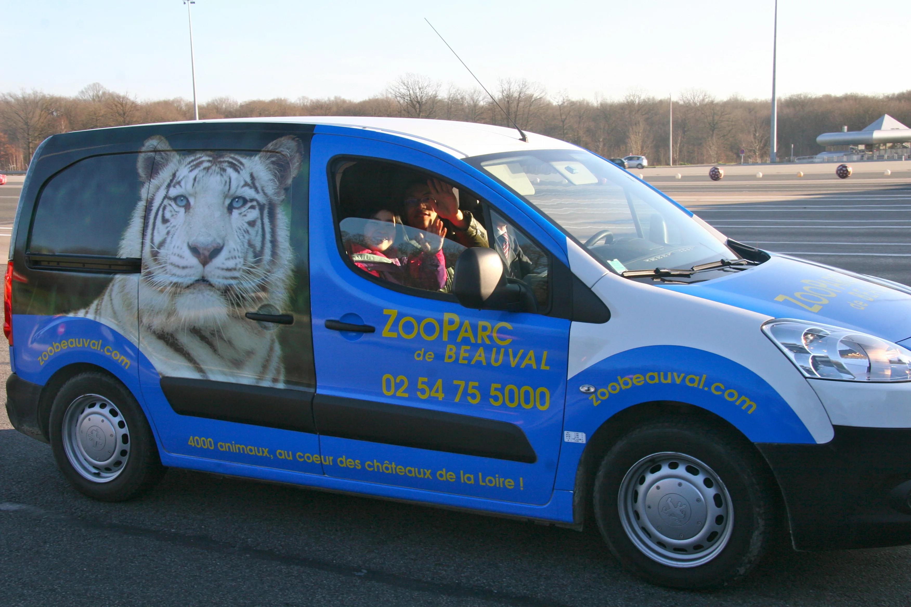 Huan Huan &amp; Yuan Zi arrive in France