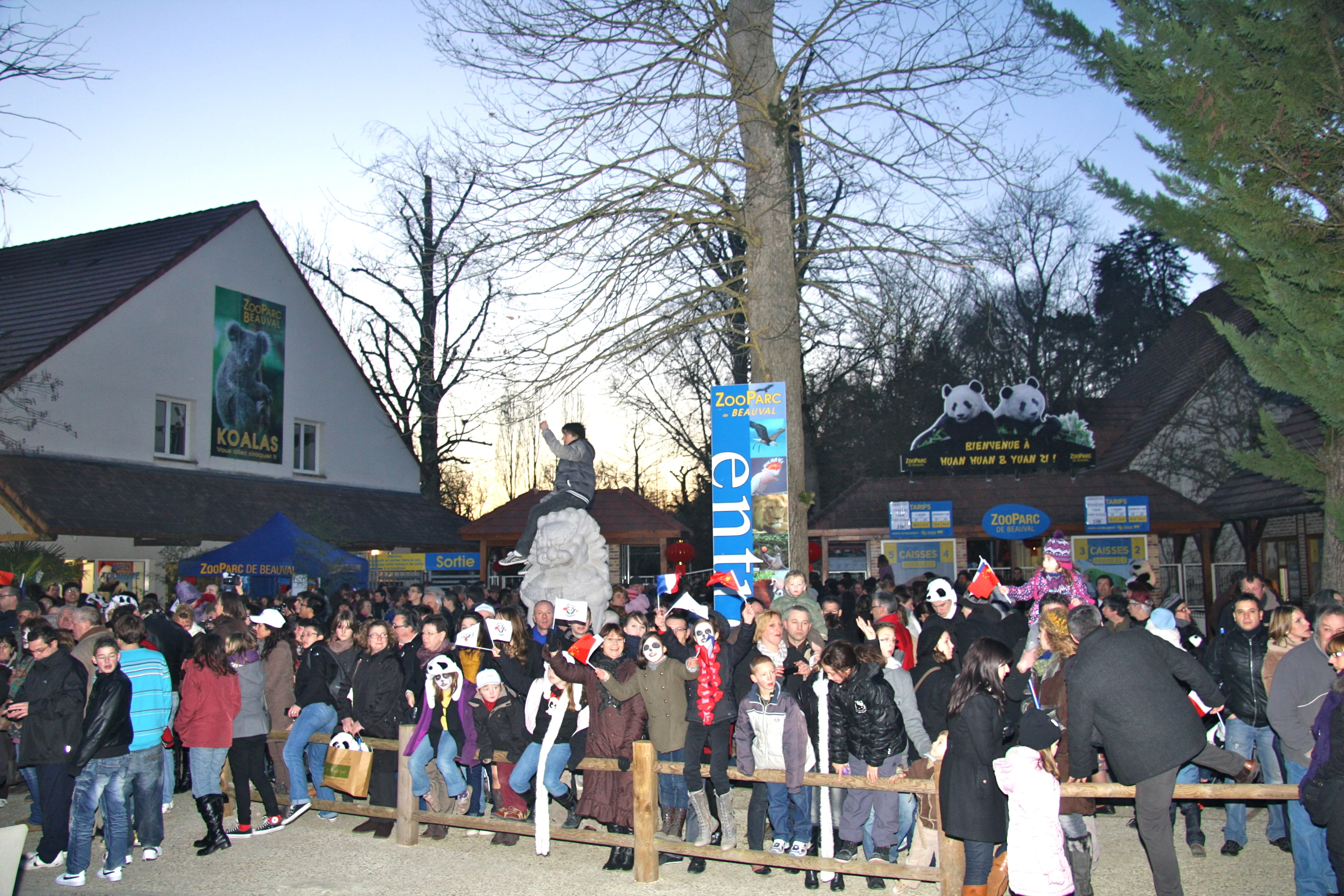 Huan Huan &amp; Yuan Zi arrive in France