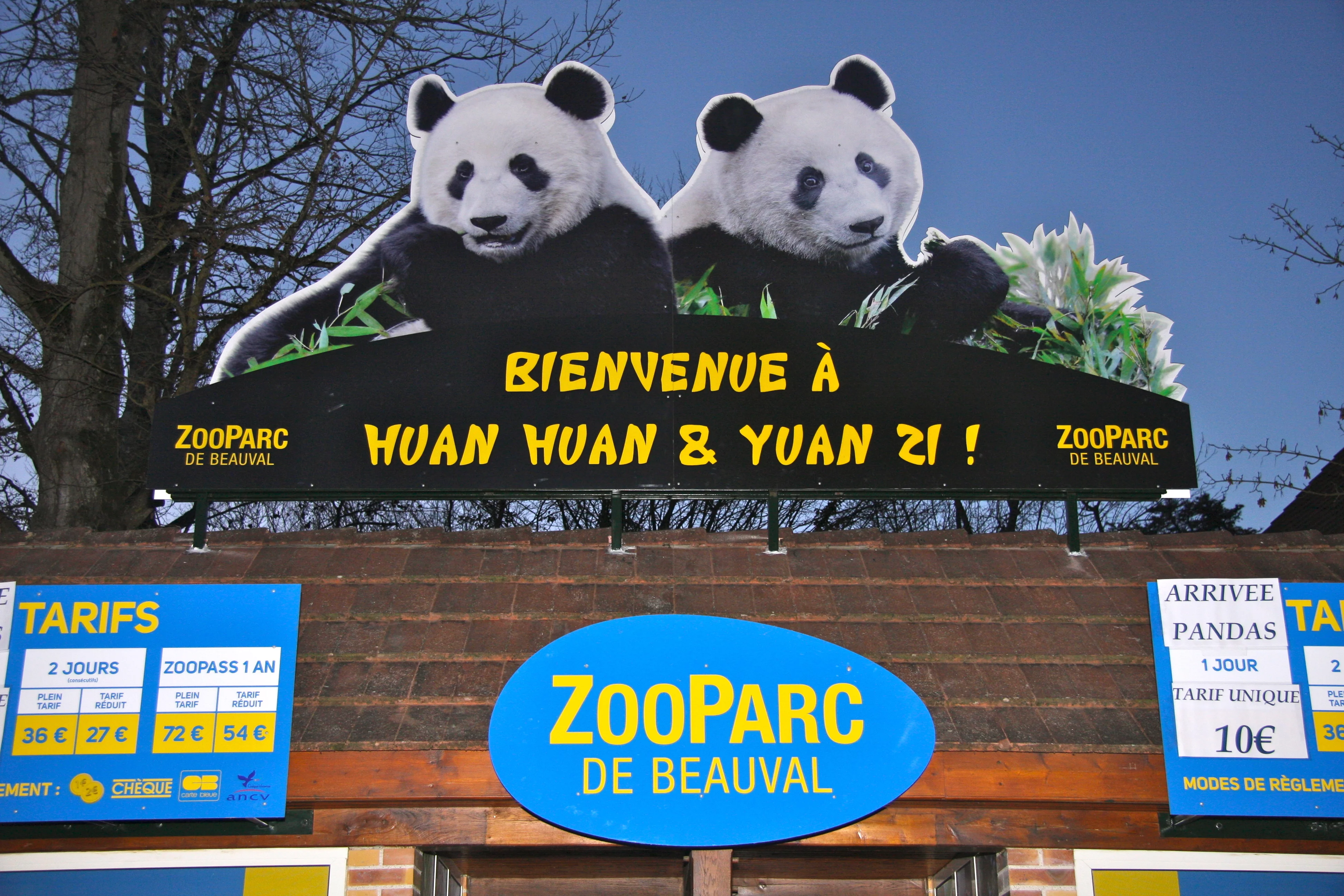 Huan Huan &amp; Yuan Zi arrive in France