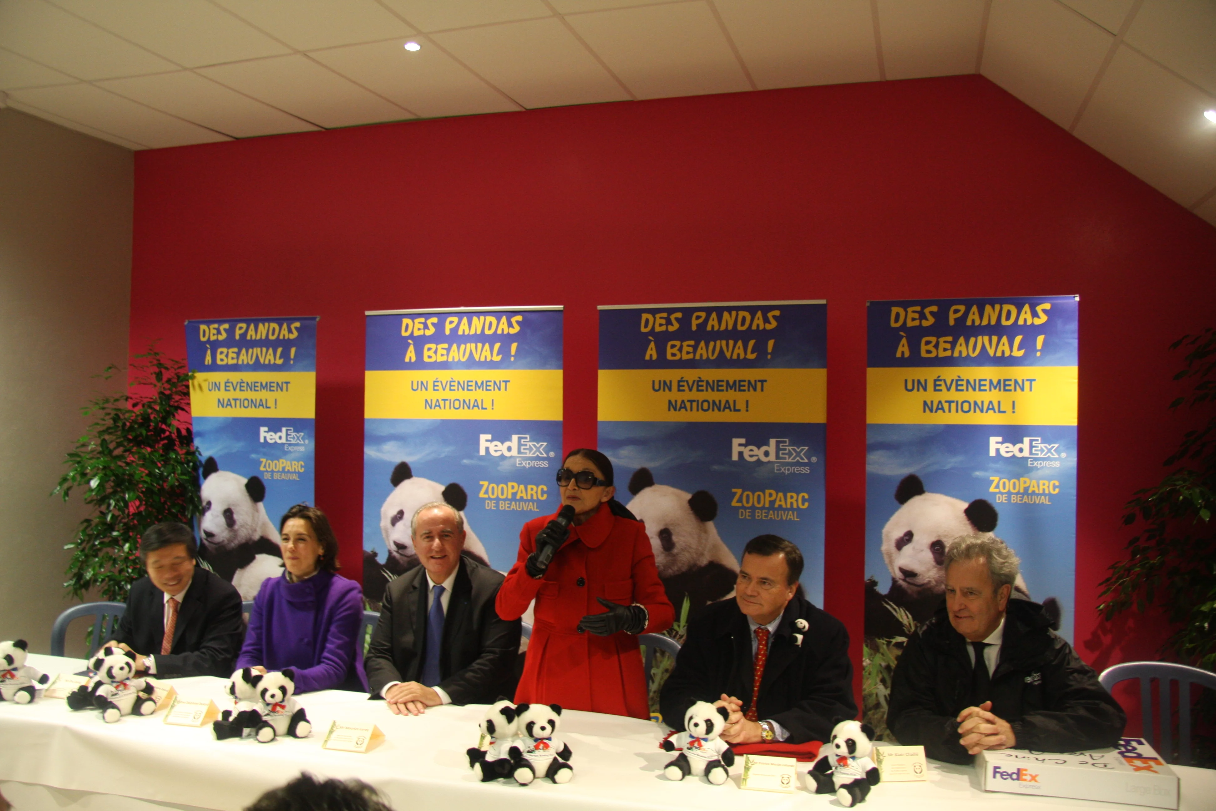 Huan Huan &amp; Yuan Zi arrive in France