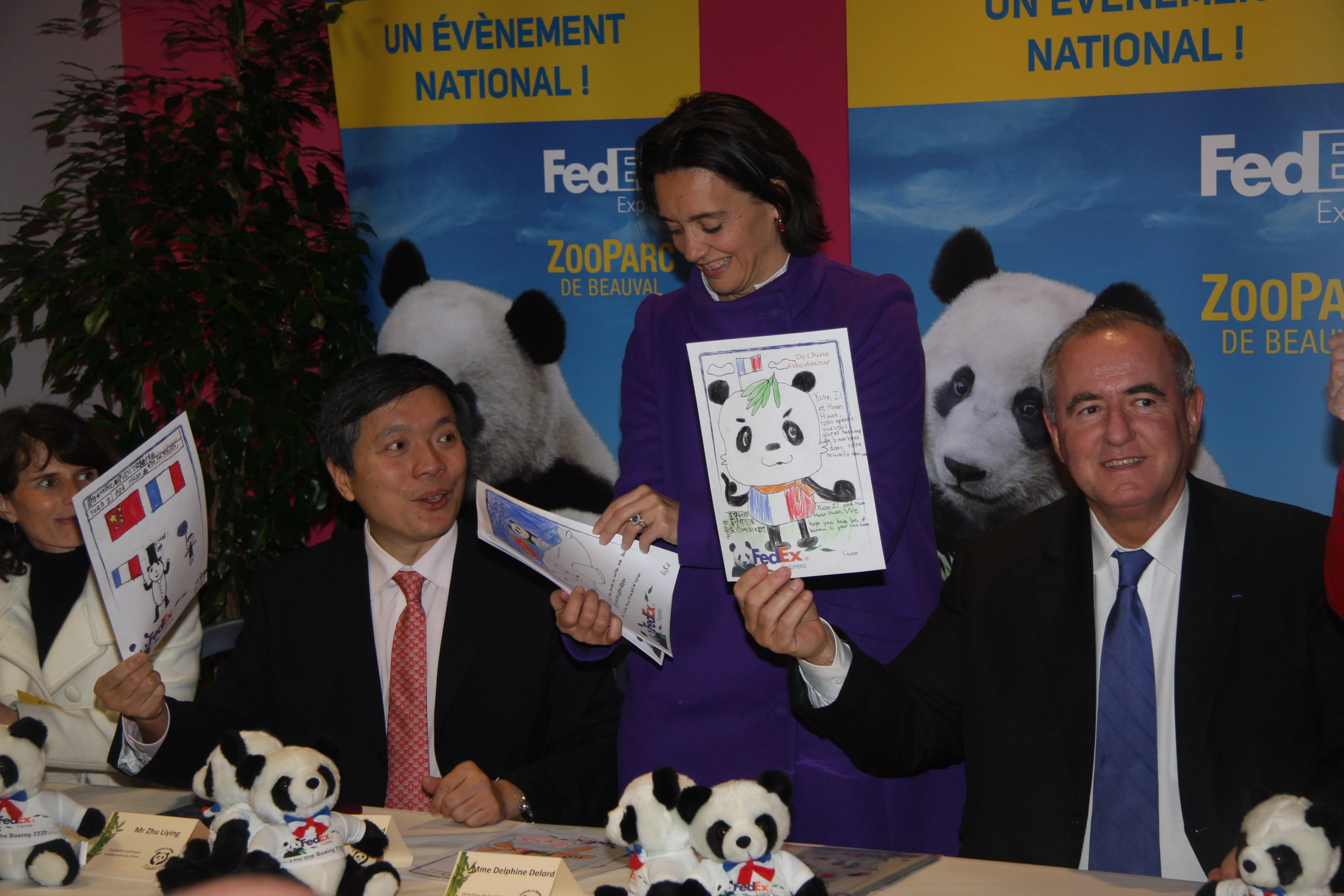 Huan Huan &amp; Yuan Zi arrive in France