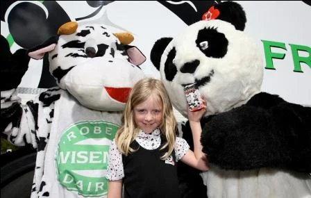 Grace_Mulligan_feeds_the_new_panda_carton_milk_to_panda_Tian_Tian